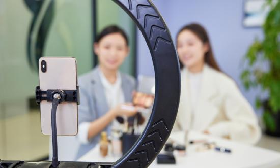 2024年直播平台行业发展研究 天猫618开局38个直播间破亿