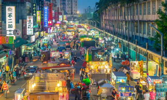 中国夜间经济行业供需现状分析：2025年前10月游客夜间消费金额占全天比重达32.9%