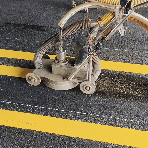 高压水除线设备助力道路标线清除作业